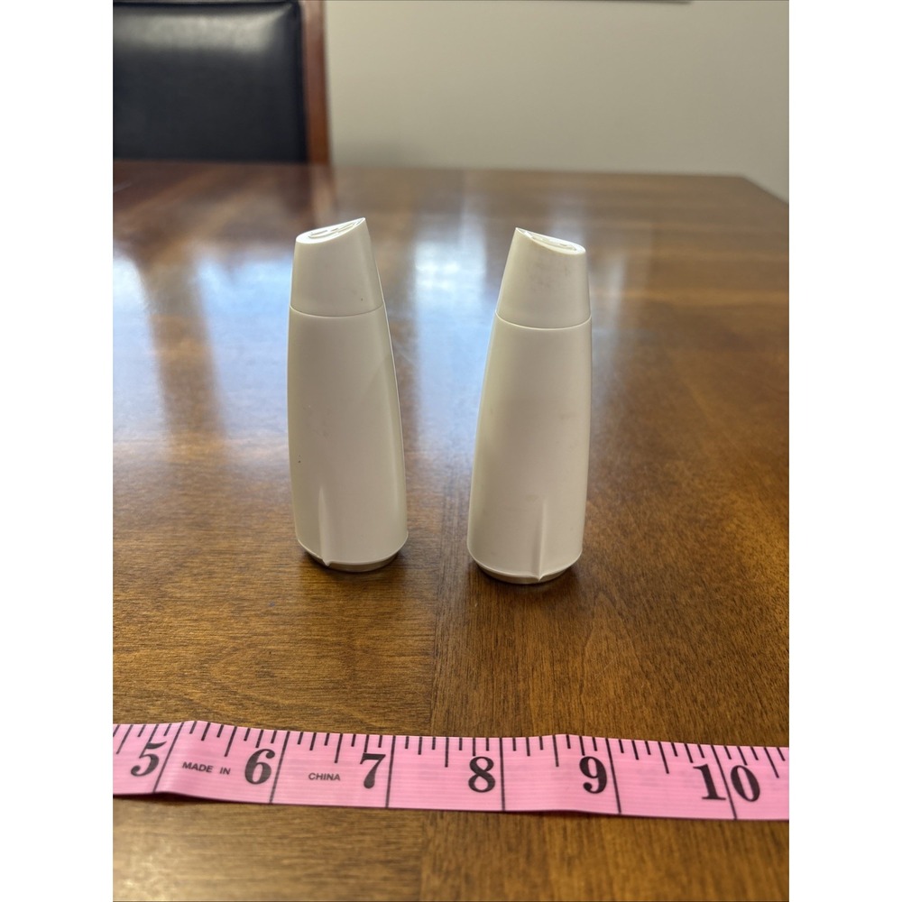True Ware Salt and Pepper Shakers White Plastic Made In USA‎ 810 MCM Vintage
